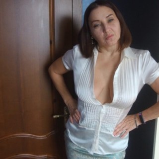 Сисястая баба отлично долбится в домашнем порно