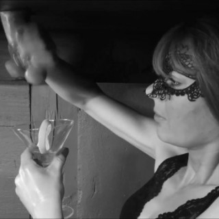 Сексуальная милфа дрочит и сосет член