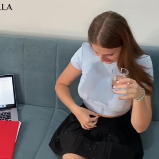 Шлюха домашка трахается и сосет на камеру