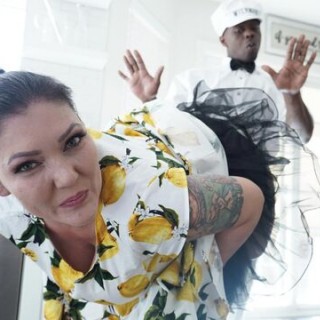 Черный самец трахает толстую белую шлюху