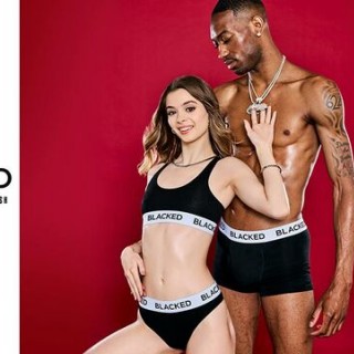 Черный хуй трахает белую сучку Молли