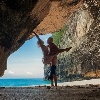 Самец долбит красотку в пещере на пляже