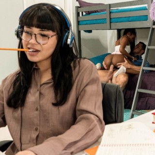 Черножопая баба жестко трахается в пизду