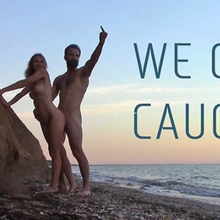 Под кустом мужик трахает свою шлюху