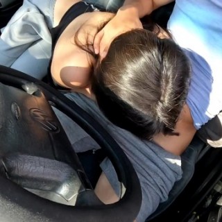 Секс в машине: глубокий минет на заднем сиденье