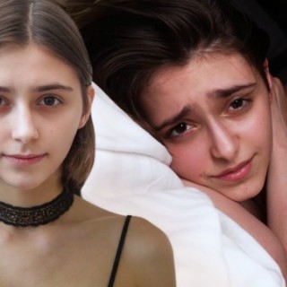 Худая молодая шлюха развлекается в постели