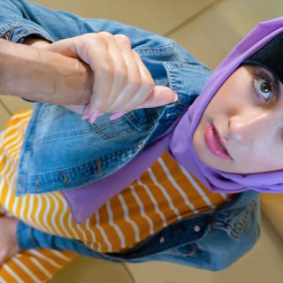 Соска раздвигает ноги и получает толстый член