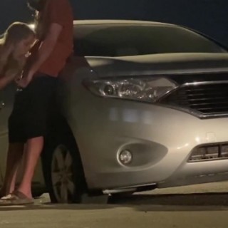 Под капотом: красивая девушка сосет член в машине