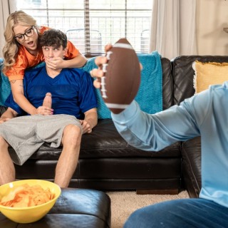 Пошлая блондинка просит твердый член внутрь